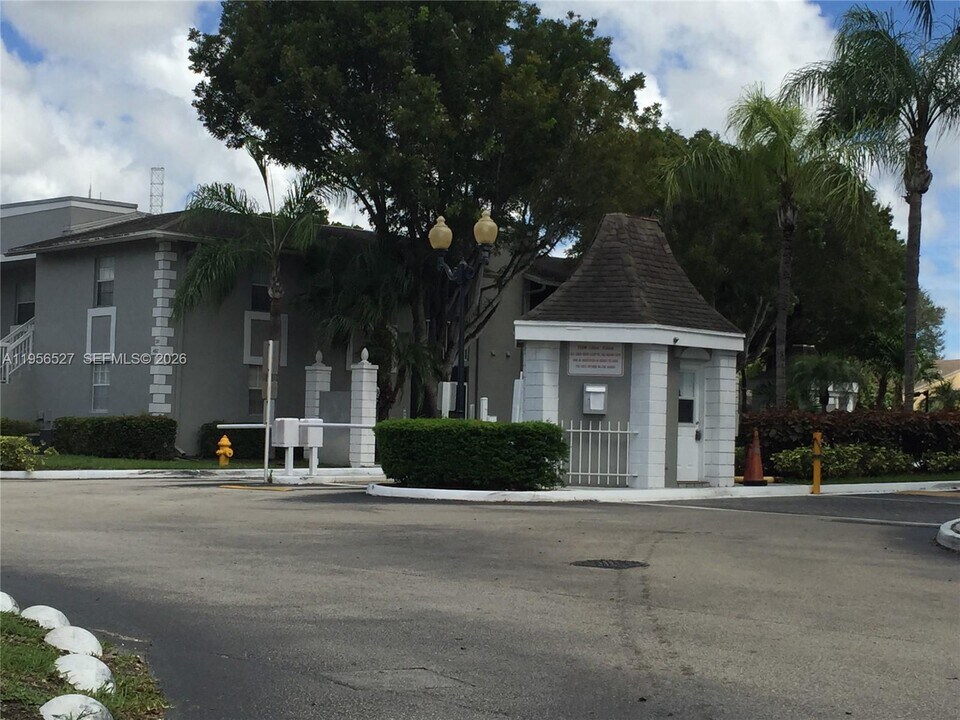 464 NE 210th Cir Terrace in Miami, FL - Building Photo