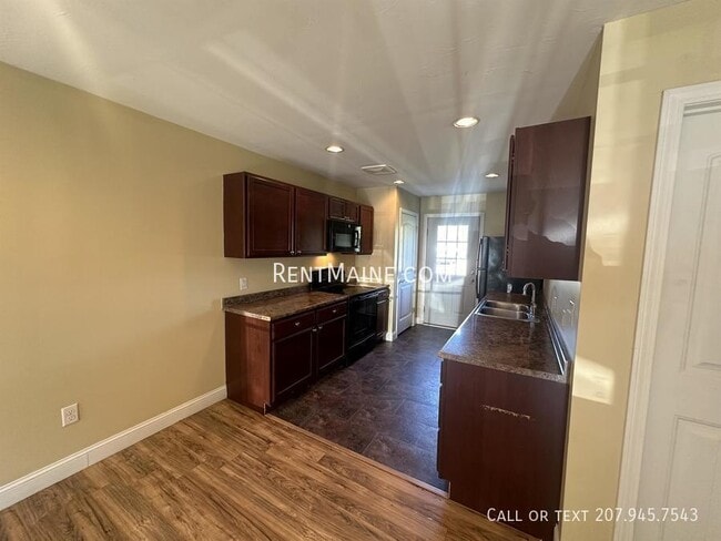 31 Basketball Ct in Bangor, ME - Foto de edificio - Building Photo