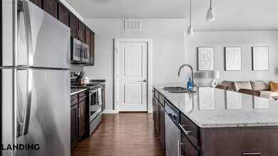 4300 Cromwell Dr in Kyle, TX - Foto de edificio - Building Photo