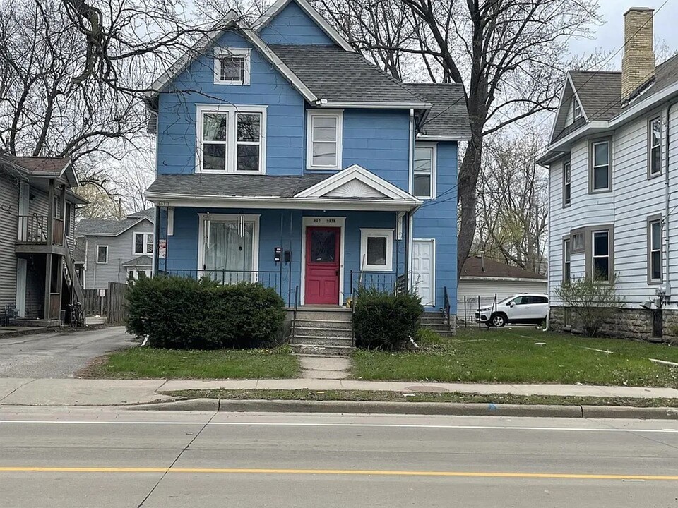 907 Jackson St in Oshkosh, WI - Building Photo