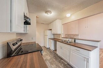 103 W Timberview Ln in Arlington, TX - Building Photo - Building Photo