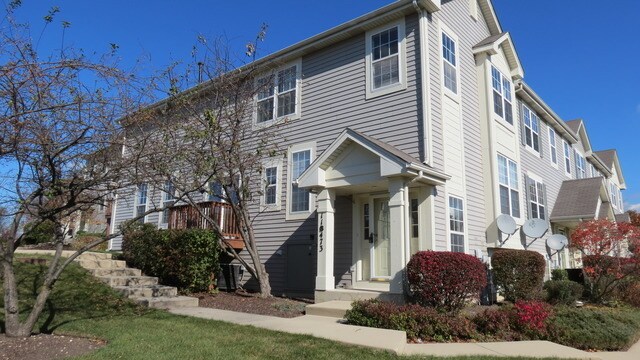 11S473 Rachael Ct in Willowbrook, IL - Building Photo