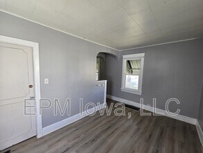 325 Randall St in Waterloo, IA - Building Photo - Building Photo