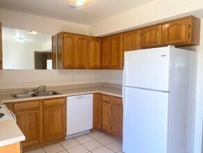 592 Knox Ave in Hollister, MO - Building Photo - Building Photo