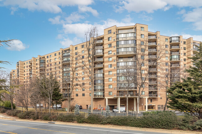 The Rotonda in McLean, VA - Building Photo - Building Photo