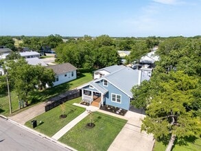 811 S Commerce St in Lockhart, TX - Building Photo - Building Photo
