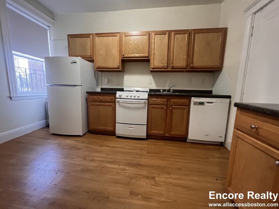 1782 Commonwealth Ave, Unit 3 in Boston, MA - Building Photo