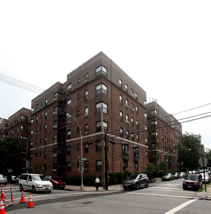 63-07 Saunders St in Rego Park, NY - Foto de edificio