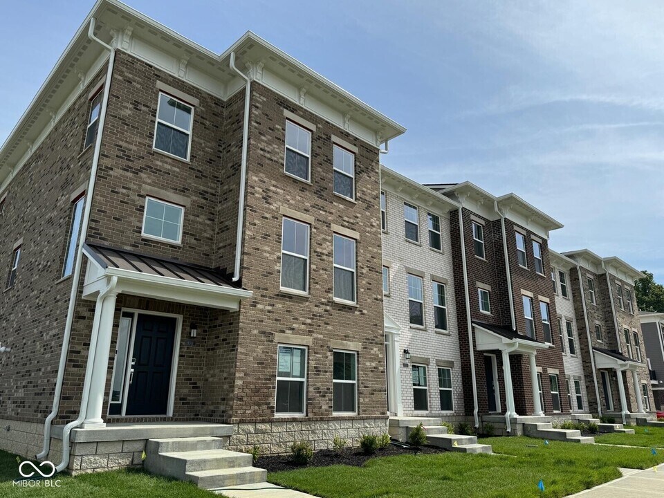 9311 Clarendon Dr in Fishers, IN - Foto de edificio