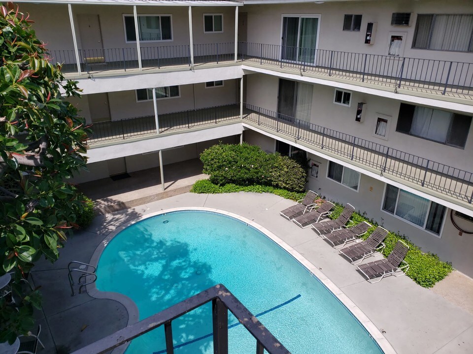 5000 Coldwater Canyon Ave in Los Angeles, CA - Building Photo