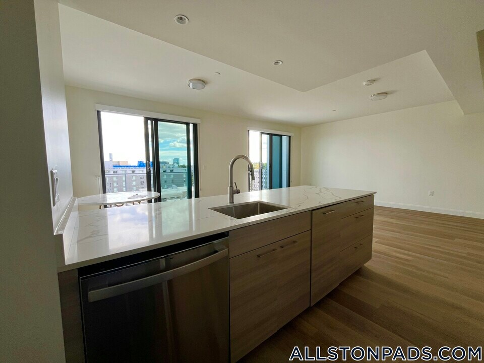 1079 Commonwealth Ave in Boston, MA - Building Photo