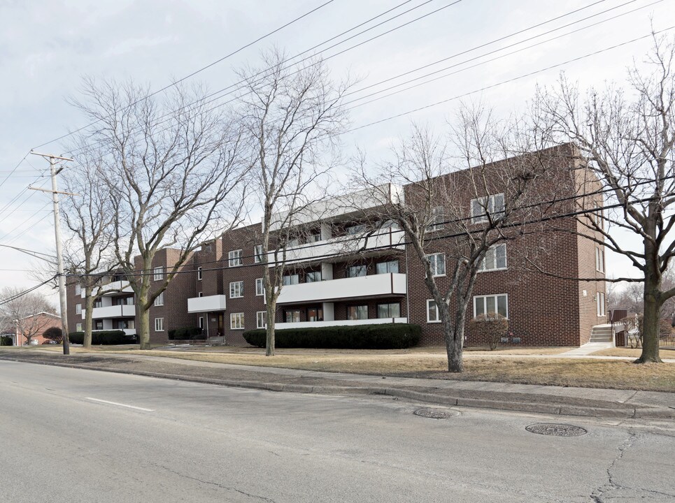 150 E Grand Ave in Bensenville, IL - Foto de edificio