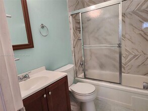 5300 Washington St, Unit R202 in Hollywood, FL - Foto de edificio - Building Photo