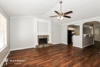 1394 N Hampton Dr in Hampton, GA - Foto de edificio - Building Photo