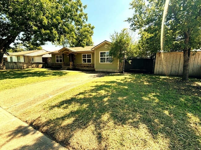 11408 Wyatt St in Dallas, TX - Building Photo - Building Photo