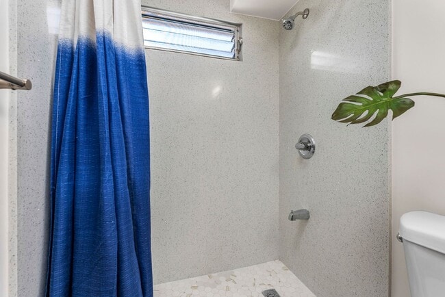 731 Amana St in Honolulu, HI - Foto de edificio - Building Photo