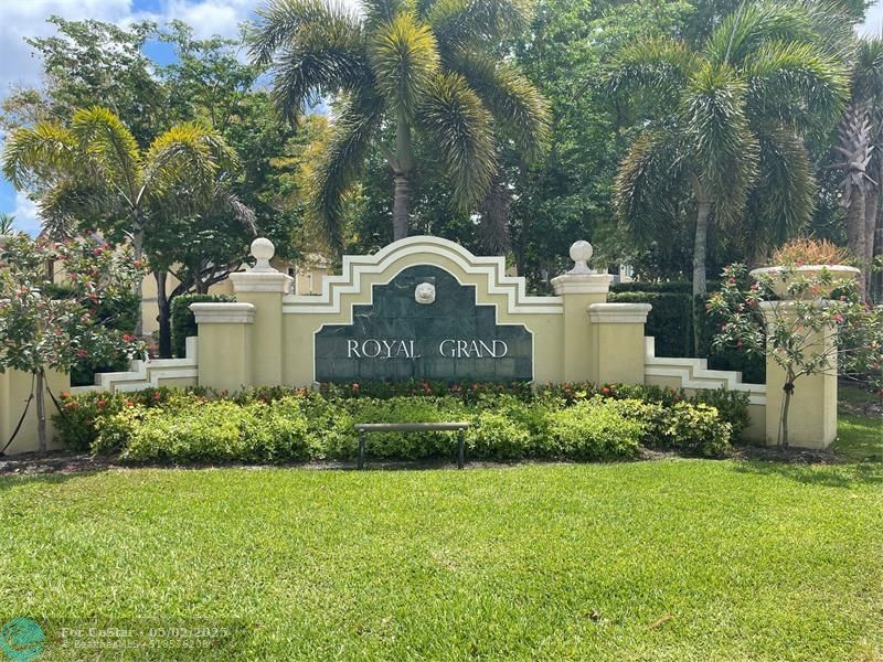 2640 S University Dr in Davie, FL - Building Photo