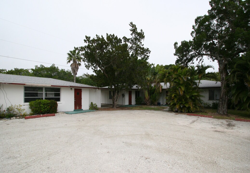 571 Saint Judes Dr in Longboat Key, FL - Foto de edificio