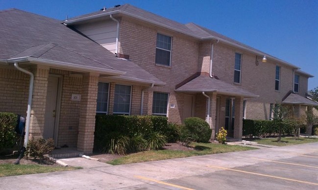 Green Isle Townhomes in Dickinson, TX - Building Photo - Building Photo