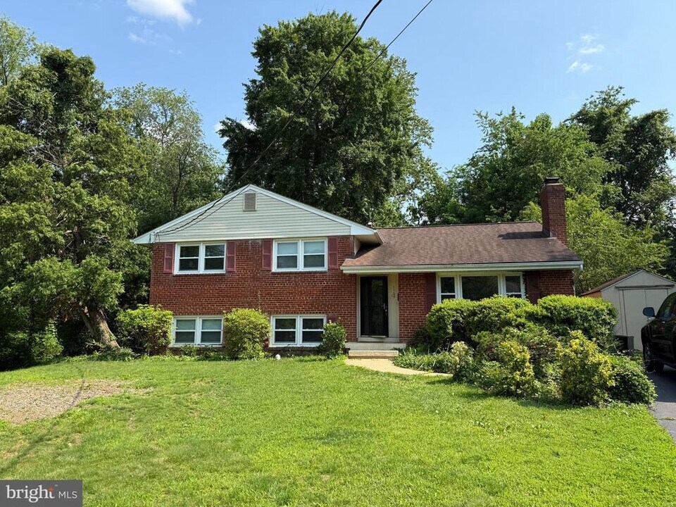 1105 Sharon Ct in McLean, VA - Building Photo
