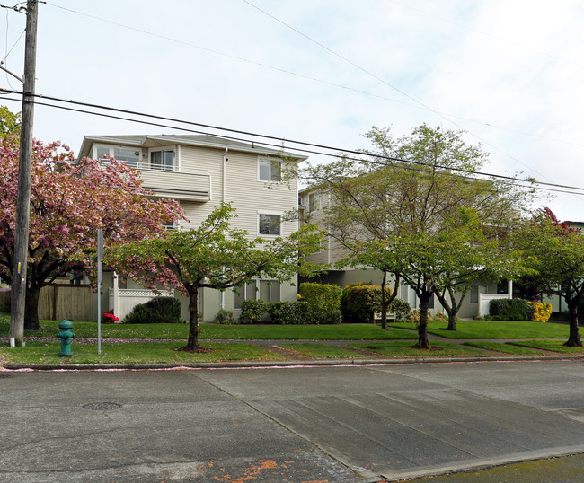 Ravenswood Apartments in Seattle, WA - Building Photo - Building Photo