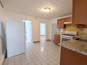 322 Lowell St, Unit 1 in Somerville, MA - Foto de edificio - Building Photo