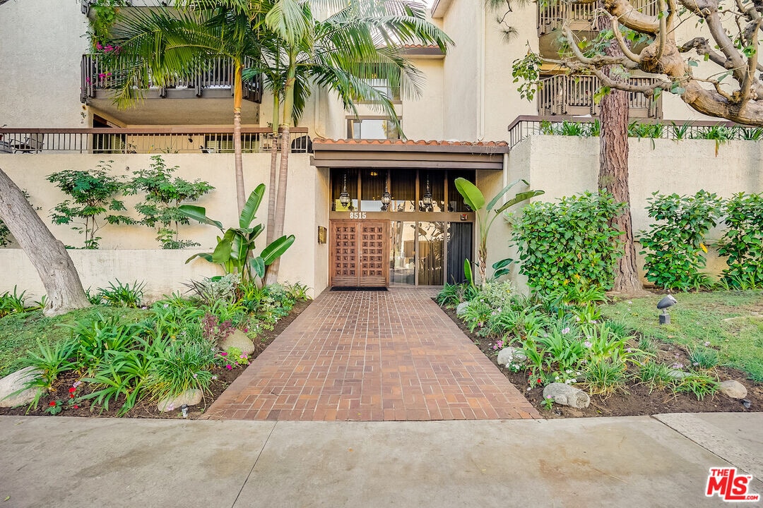 8515 Falmouth Ave in Los Angeles, CA - Building Photo