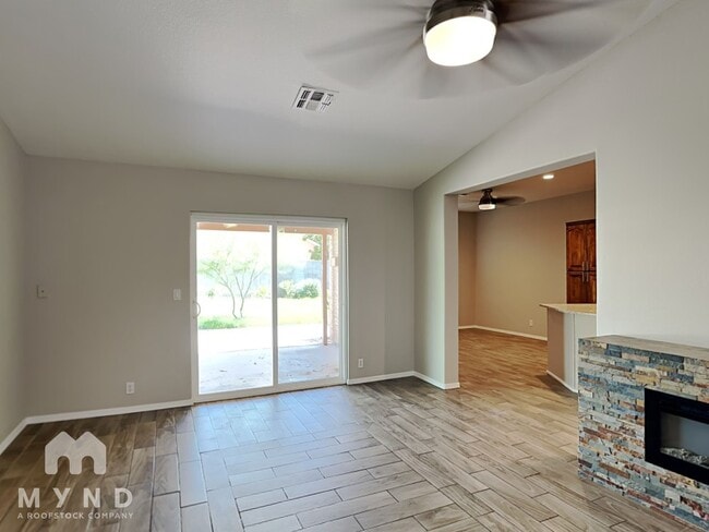 2217 N 87th Dr in Phoenix, AZ - Foto de edificio - Building Photo