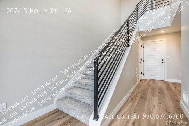 2074 S Holly St in Denver, CO - Foto de edificio - Building Photo