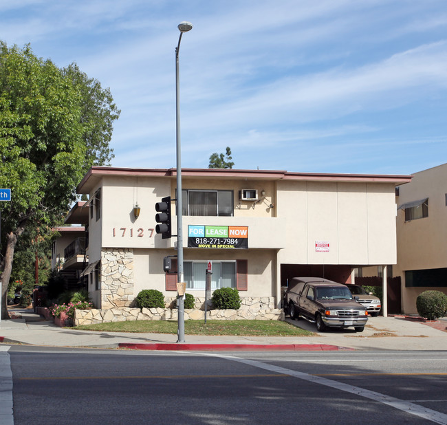 17127 Chatsworth St in Granada Hills, CA - Foto de edificio - Building Photo