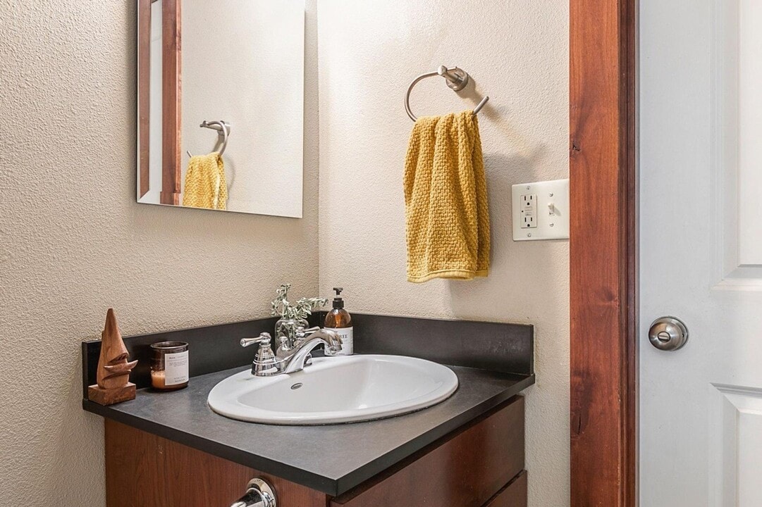 1010 NW Roanoke Ave in Bend, OR - Building Photo