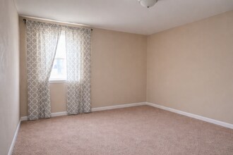 2475 E Maple Rd, Unit first floor in Troy, MI - Foto de edificio - Building Photo