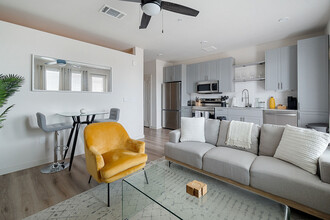 2232 Empire Central Dr in Dallas, TX - Building Photo - Building Photo