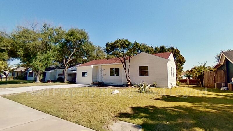 2320 Brockbank Dr in Irving, TX - Building Photo