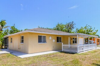 13034 First St in Ft. Myers, FL - Building Photo - Building Photo
