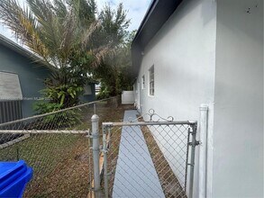6881 SW 6th St in Pembroke Pines, FL - Building Photo - Building Photo