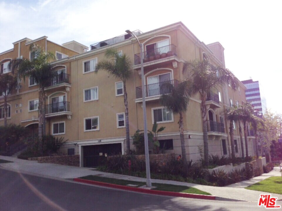 3401 S Bentley Ave-Unit -207 in Los Angeles, CA - Building Photo