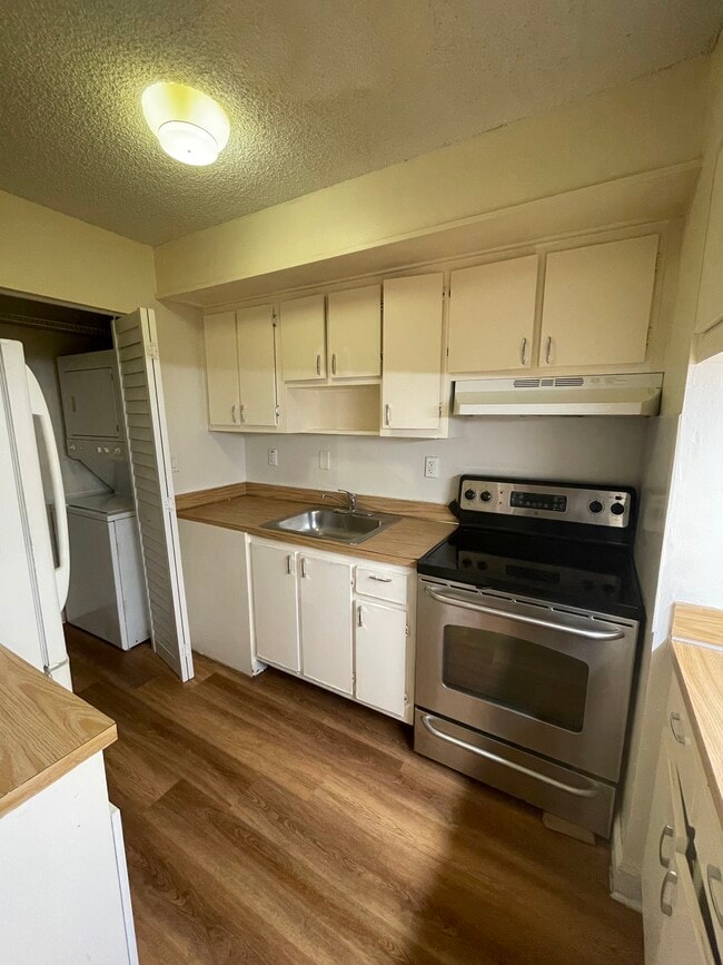 919 NE 199th St, Unit 919 ne 199 street APt 202 in Miami, FL - Foto de edificio - Building Photo
