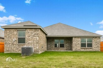 1100 Wheatfield Ln in Crowley, TX - Building Photo - Building Photo