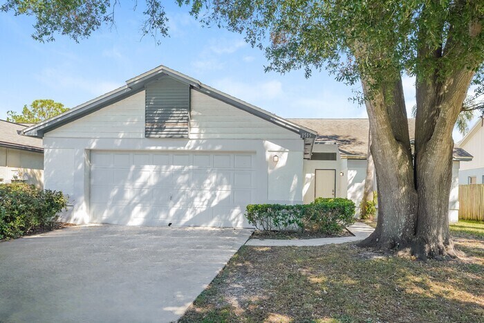 1515 Attleboro Ln in Brandon, FL - Building Photo