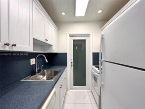 255 Sunrise Dr in Key Biscayne, FL - Building Photo - Building Photo