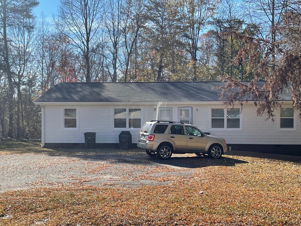 738 Mylinda Dr, Unit 738-740 in Newton, NC - Foto de edificio