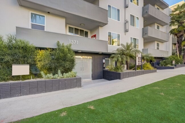 1371 S. Beverly Glen Blvd. in Los Angeles, CA - Building Photo - Building Photo
