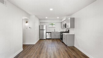 2819 Berry St in Houston, TX - Building Photo