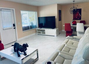 334 Pine Ridge Cir in Greenacres, FL - Building Photo - Building Photo