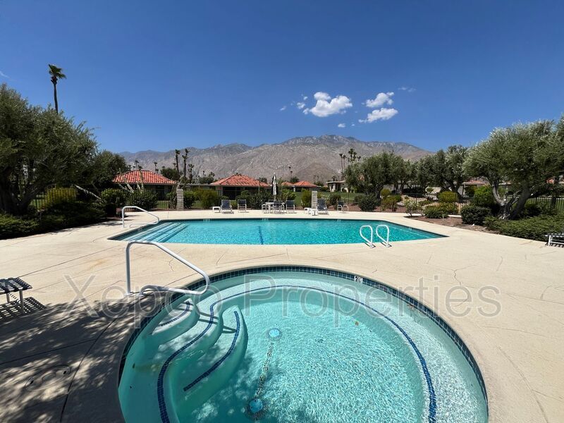 643 N Vía Acapulco in Palm Springs, CA - Building Photo