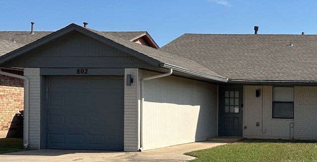 802 Swan Lake Rd in Edmond, OK - Building Photo