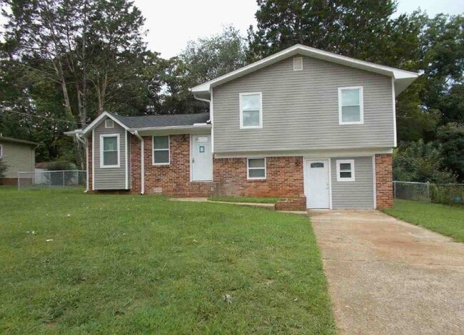 property at 3607 Oakdale Cir NW