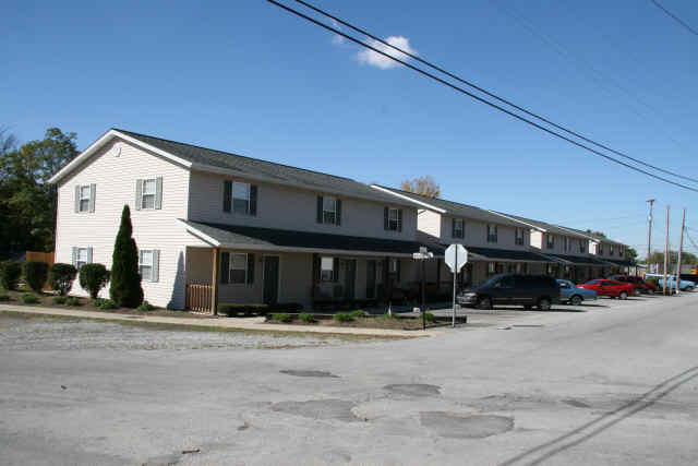 Old Mill Townhouses in Lynchburg, OH - Building Photo