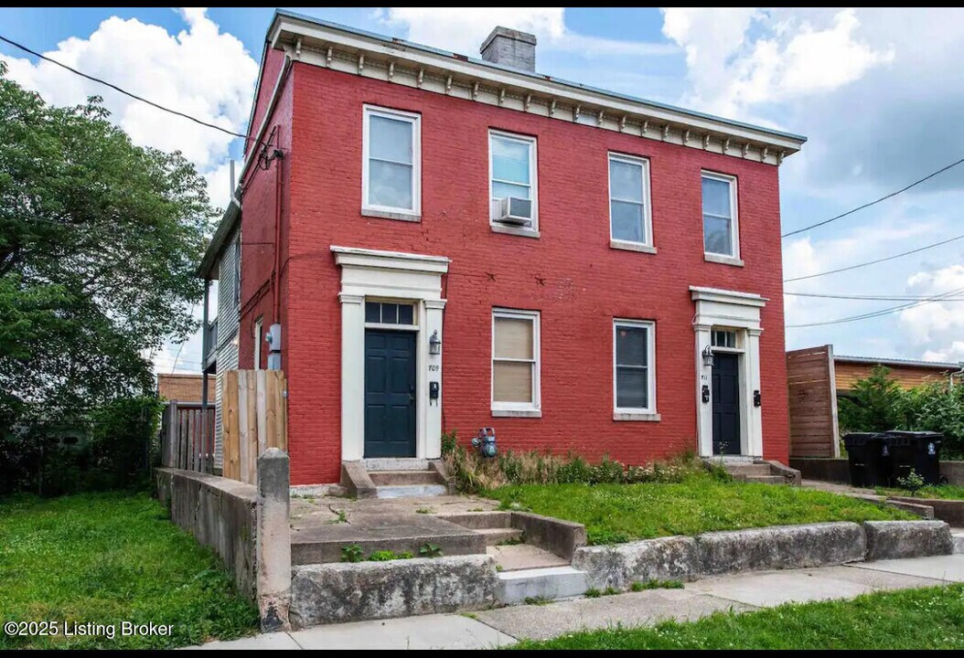 709 E Washington St in Louisville, KY - Building Photo